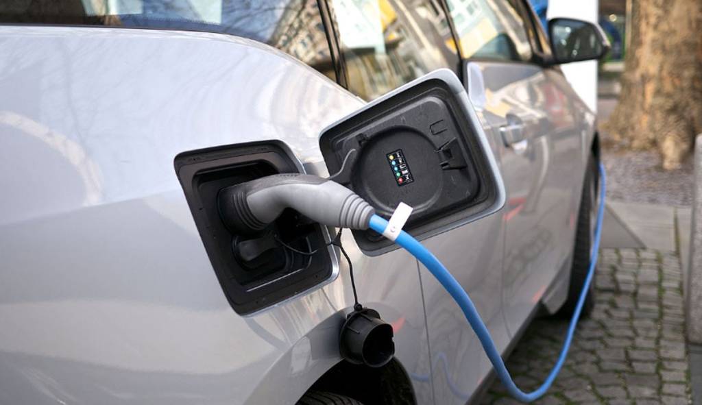 Nova política de importação de carros elétricos favorece veículos a combustão