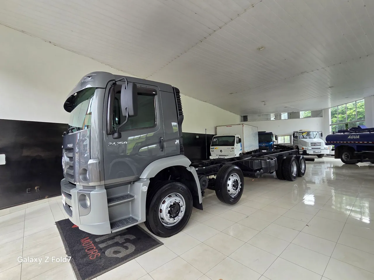 VOLKSWAGEN CONSTELLATION 24.250 8X2 2011